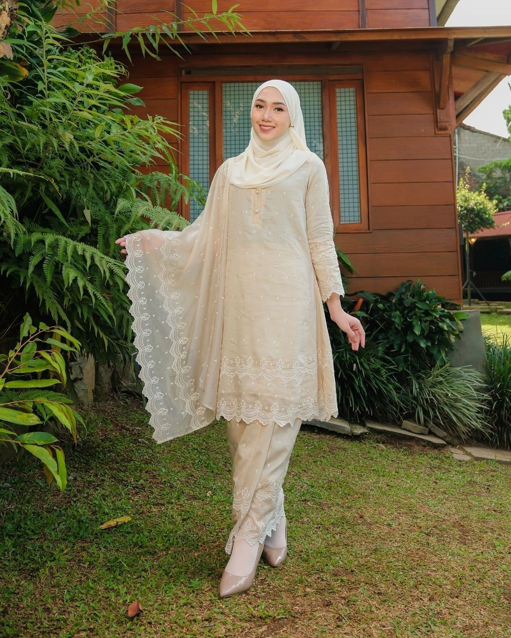 haura-wear-layna-skirt-set-sulam-embroidery-pario-klasik-tradisional-mini kebaya-fabrik eyelet-raya-muslimah-long-sleeve-baju-skirt-kain-perempuan-baju-sepasang (11)