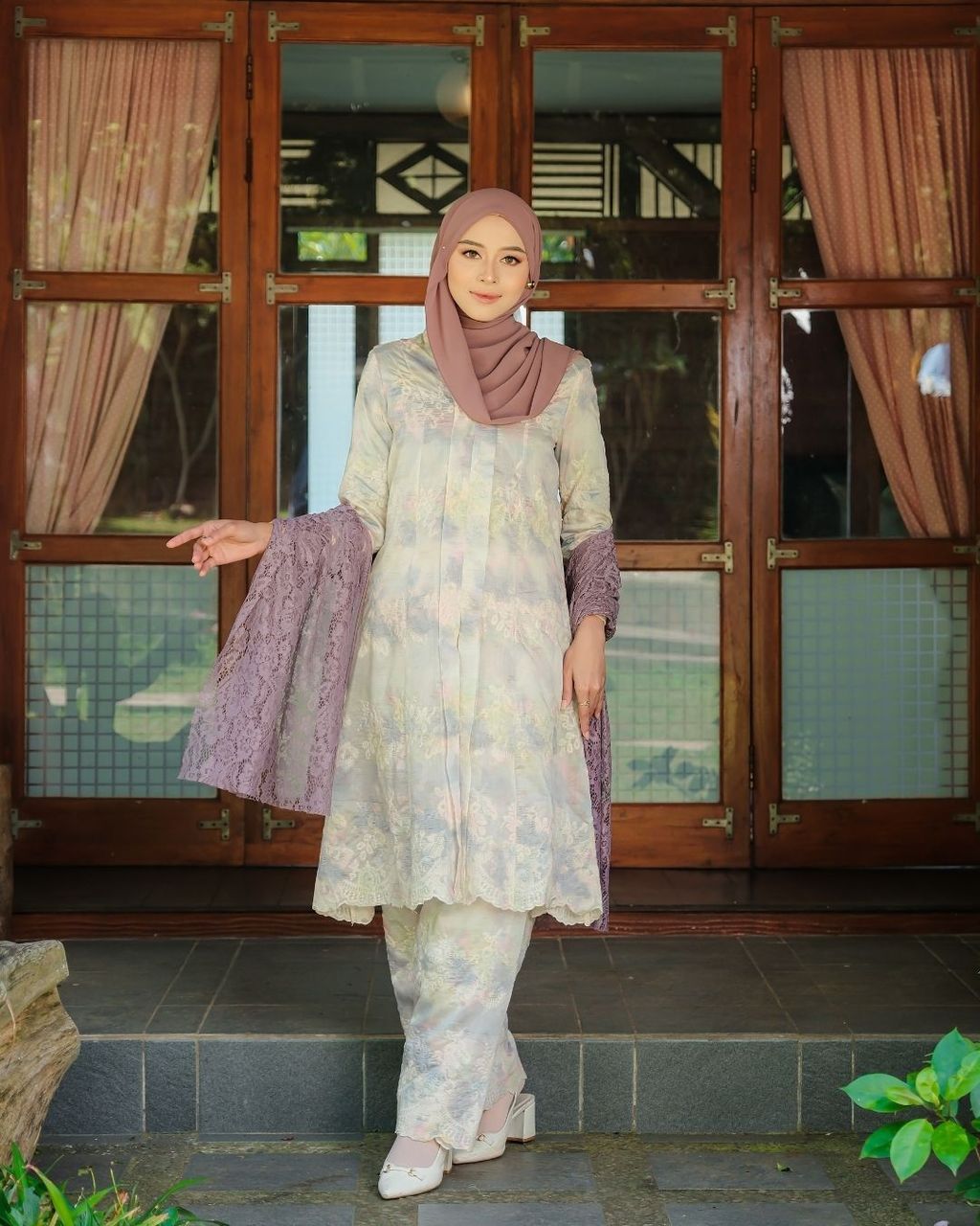 haura-wear-saffya-skirt-set-sulam-embroidery-pario-klasik-tradisional-mini kebaya-fabrik eyelet-raya-muslimah-long-sleeve-baju-skirt-kain-perempuan-baju-sepasang (3)