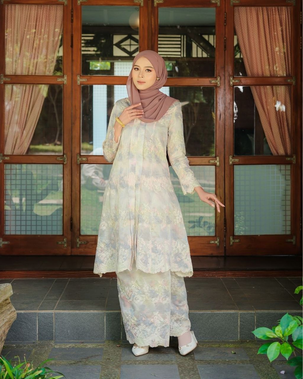 haura-wear-saffya-skirt-set-sulam-embroidery-pario-klasik-tradisional-mini kebaya-fabrik eyelet-raya-muslimah-long-sleeve-baju-skirt-kain-perempuan-baju-sepasang (4)