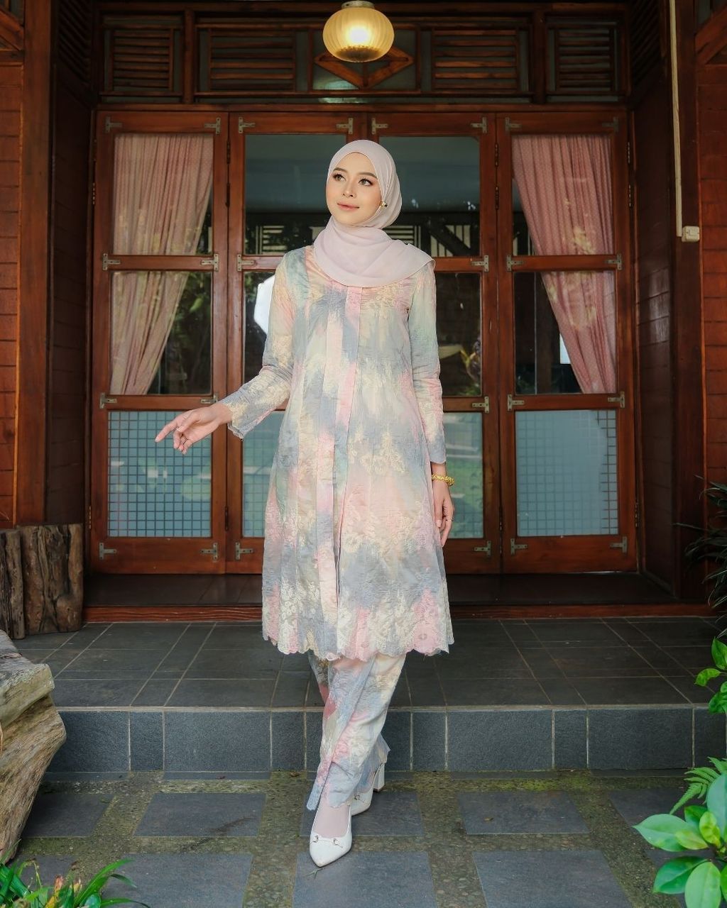 haura-wear-saffya-skirt-set-sulam-embroidery-pario-klasik-tradisional-mini kebaya-fabrik eyelet-raya-muslimah-long-sleeve-baju-skirt-kain-perempuan-baju-sepasang (7)