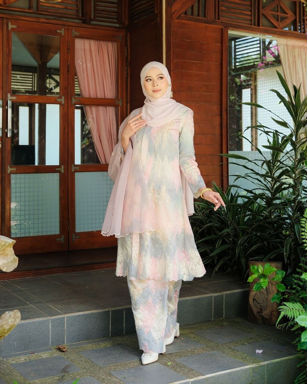 haura-wear-saffya-skirt-set-sulam-embroidery-pario-klasik-tradisional-mini kebaya-fabrik eyelet-raya-muslimah-long-sleeve-baju-skirt-kain-perempuan-baju-sepasang (6)