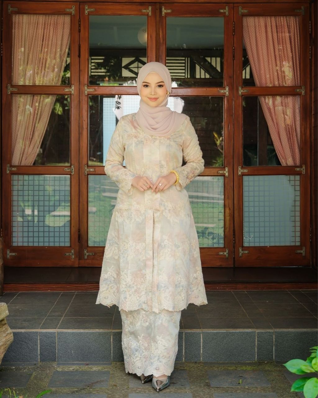 haura-wear-saffya-skirt-set-sulam-embroidery-pario-klasik-tradisional-mini kebaya-fabrik eyelet-raya-muslimah-long-sleeve-baju-skirt-kain-perempuan-baju-sepasang (28)