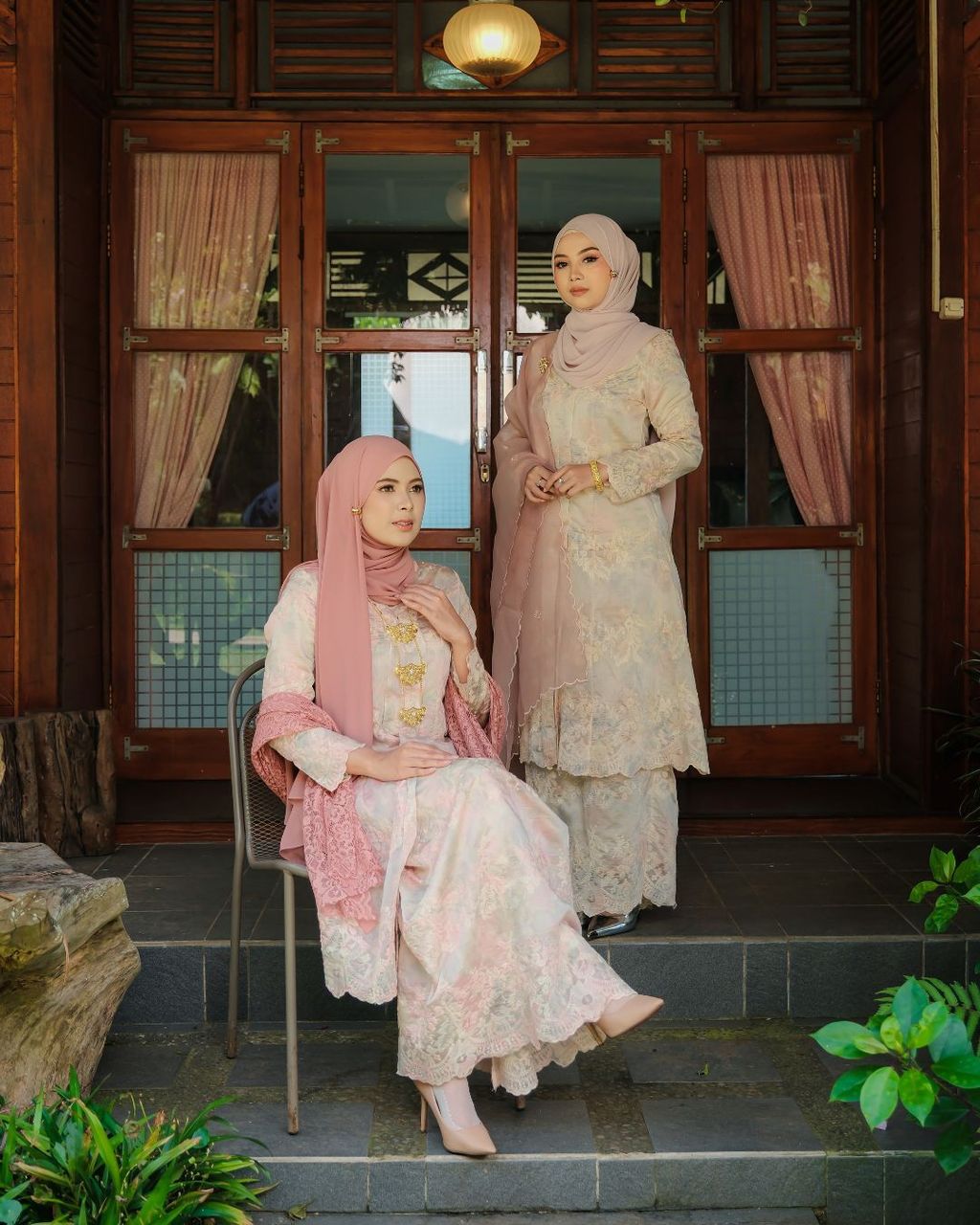 haura-wear-saffya-skirt-set-sulam-embroidery-pario-klasik-tradisional-mini kebaya-fabrik eyelet-raya-muslimah-long-sleeve-baju-skirt-kain-perempuan-baju-sepasang (26)