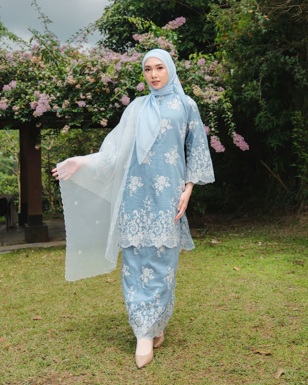 haura-wear-danum-skirt-set-sulam-embroidery-pario-klasik-tradisional-mini kebaya-fabrik eyelet-raya-muslimah-long-sleeve-baju-skirt-kain-perempuan-baju-sepasang (26)