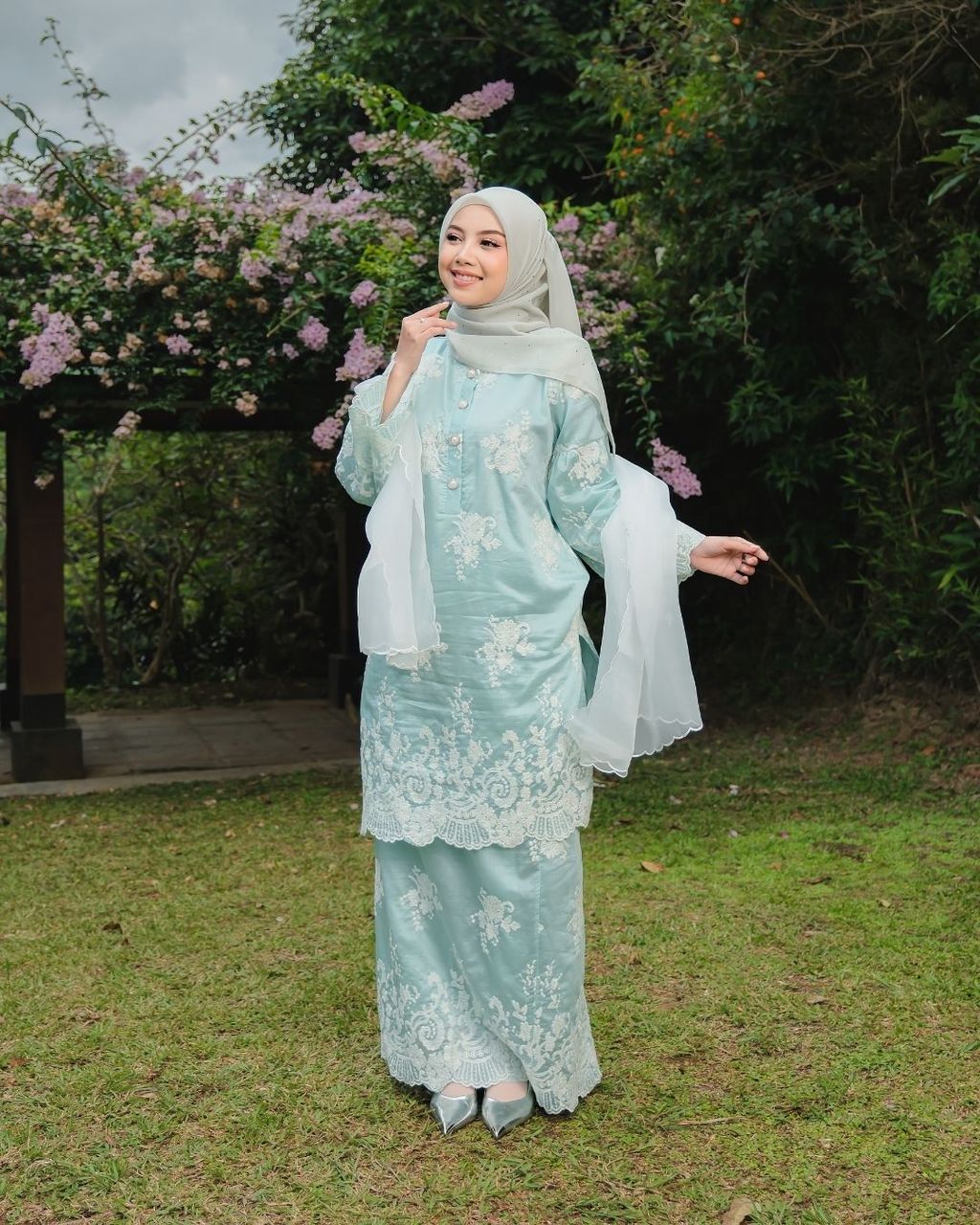 haura-wear-danum-skirt-set-sulam-embroidery-pario-klasik-tradisional-mini kebaya-fabrik eyelet-raya-muslimah-long-sleeve-baju-skirt-kain-perempuan-baju-sepasang (3)