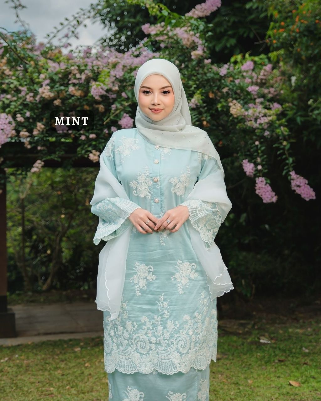 haura-wear-danum-skirt-set-sulam-embroidery-pario-klasik-tradisional-mini kebaya-fabrik eyelet-raya-muslimah-long-sleeve-baju-skirt-kain-perempuan-baju-sepasang (4)