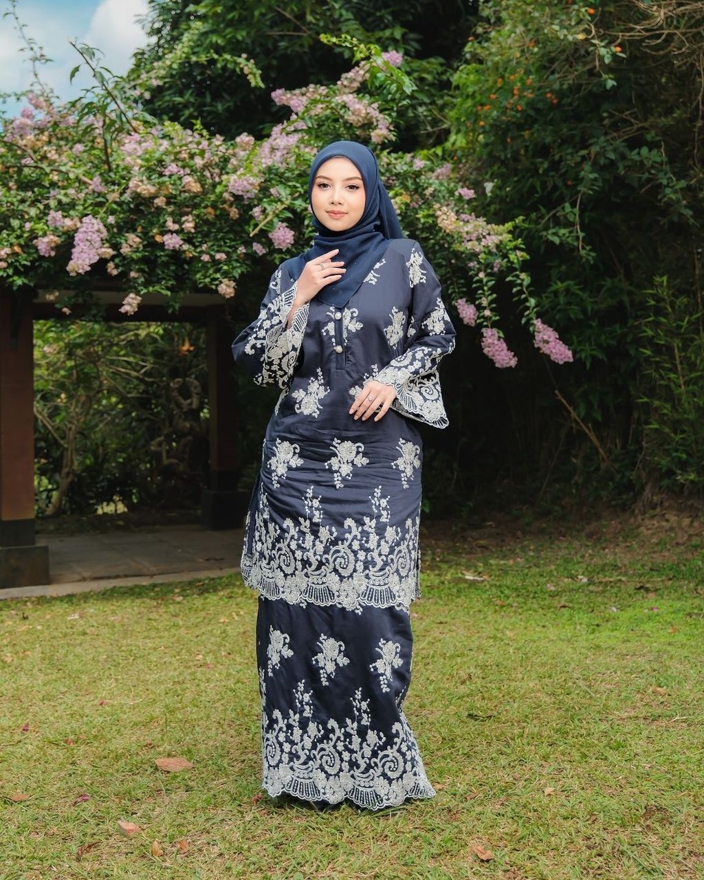 haura-wear-danum-skirt-set-sulam-embroidery-pario-klasik-tradisional-mini kebaya-fabrik eyelet-raya-muslimah-long-sleeve-baju-skirt-kain-perempuan-baju-sepasang (29)