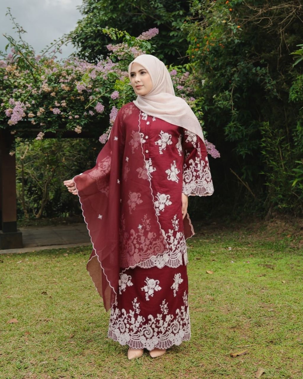 haura-wear-danum-skirt-set-sulam-embroidery-pario-klasik-tradisional-mini kebaya-fabrik eyelet-raya-muslimah-long-sleeve-baju-skirt-kain-perempuan-baju-sepasang (13)