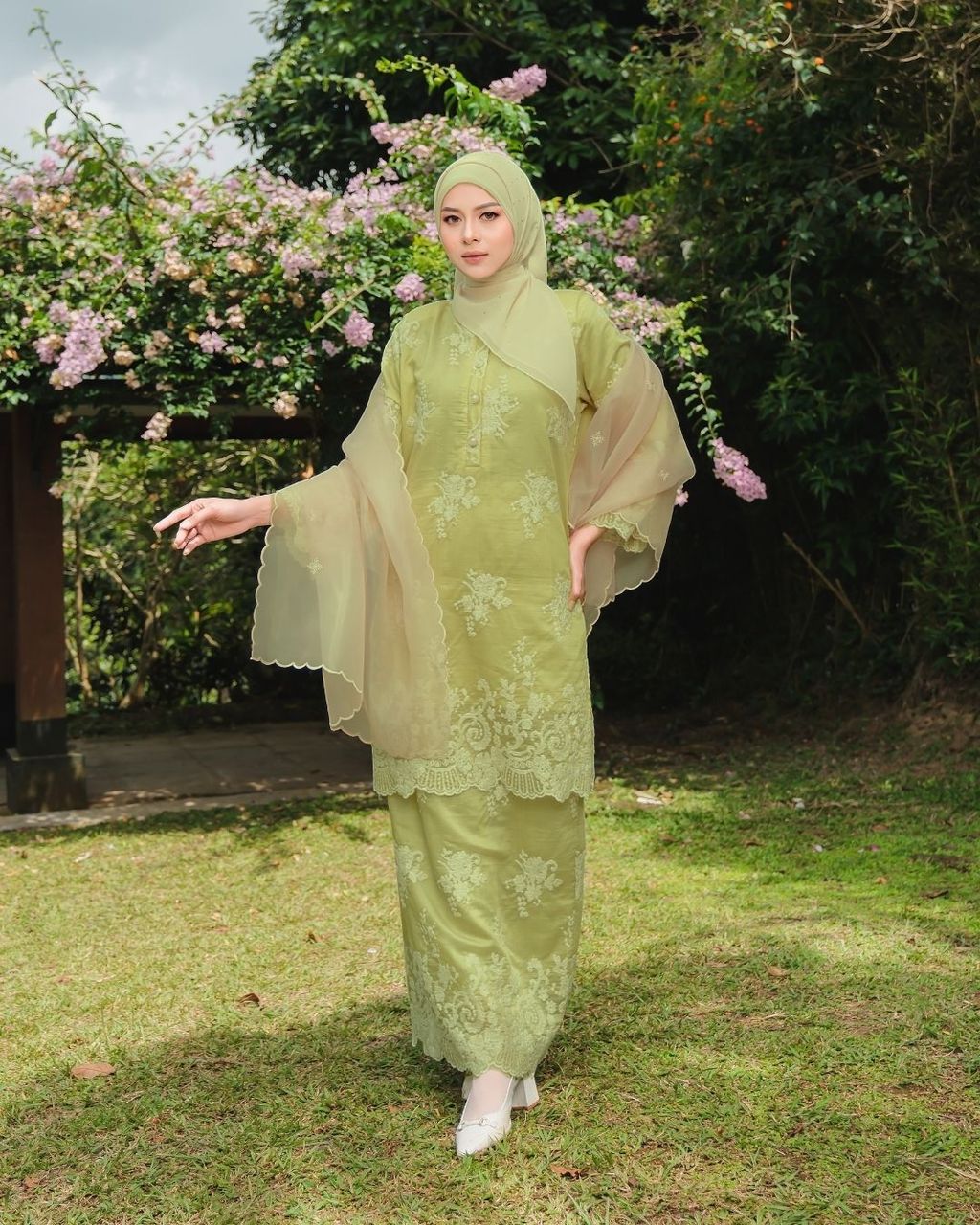 haura-wear-danum-skirt-set-sulam-embroidery-pario-klasik-tradisional-mini kebaya-fabrik eyelet-raya-muslimah-long-sleeve-baju-skirt-kain-perempuan-baju-sepasang (7)