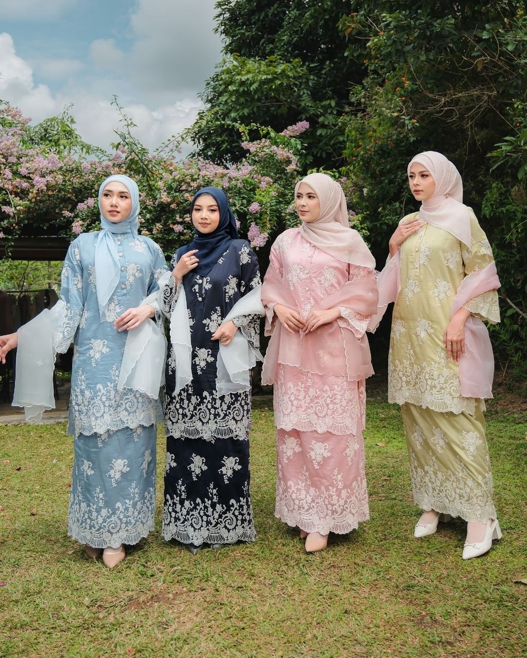haura-wear-danum-skirt-set-sulam-embroidery-pario-klasik-tradisional-mini kebaya-fabrik eyelet-raya-muslimah-long-sleeve-baju-skirt-kain-perempuan-baju-sepasang (16)