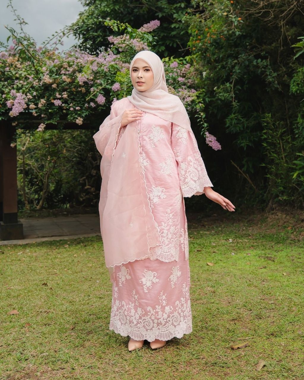 haura-wear-danum-skirt-set-sulam-embroidery-pario-klasik-tradisional-mini kebaya-fabrik eyelet-raya-muslimah-long-sleeve-baju-skirt-kain-perempuan-baju-sepasang (11)