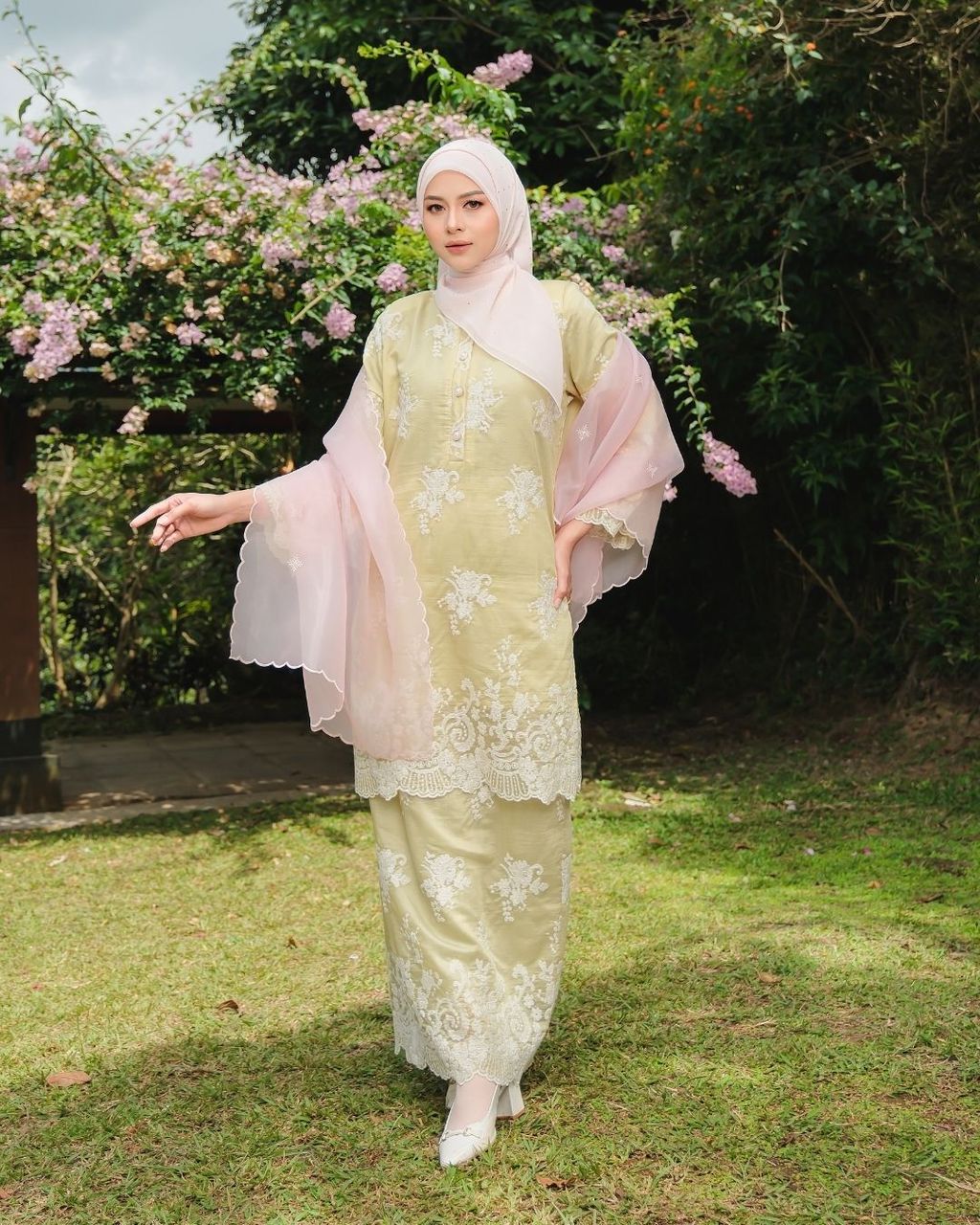 haura-wear-danum-skirt-set-sulam-embroidery-pario-klasik-tradisional-mini kebaya-fabrik eyelet-raya-muslimah-long-sleeve-baju-skirt-kain-perempuan-baju-sepasang (1)