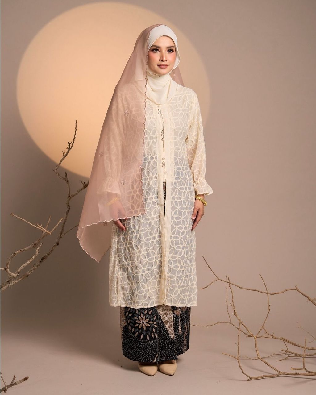 haura-wear-suqma-skirt-set-sulam-embroidery-pario-klasik-tradisional-mini kebaya-fabrik eyelet-raya-muslimah-long-sleeve-baju-skirt-kain-perempuan-baju-sepasang (3)