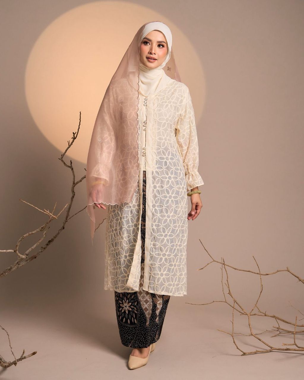 haura-wear-suqma-skirt-set-sulam-embroidery-pario-klasik-tradisional-mini kebaya-fabrik eyelet-raya-muslimah-long-sleeve-baju-skirt-kain-perempuan-baju-sepasang (9)
