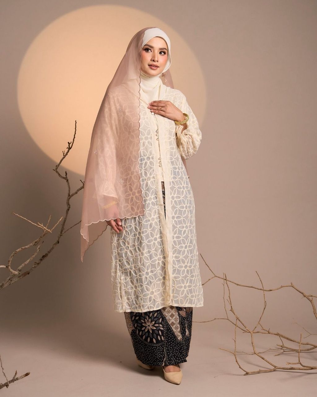 haura-wear-suqma-skirt-set-sulam-embroidery-pario-klasik-tradisional-mini kebaya-fabrik eyelet-raya-muslimah-long-sleeve-baju-skirt-kain-perempuan-baju-sepasang (4)