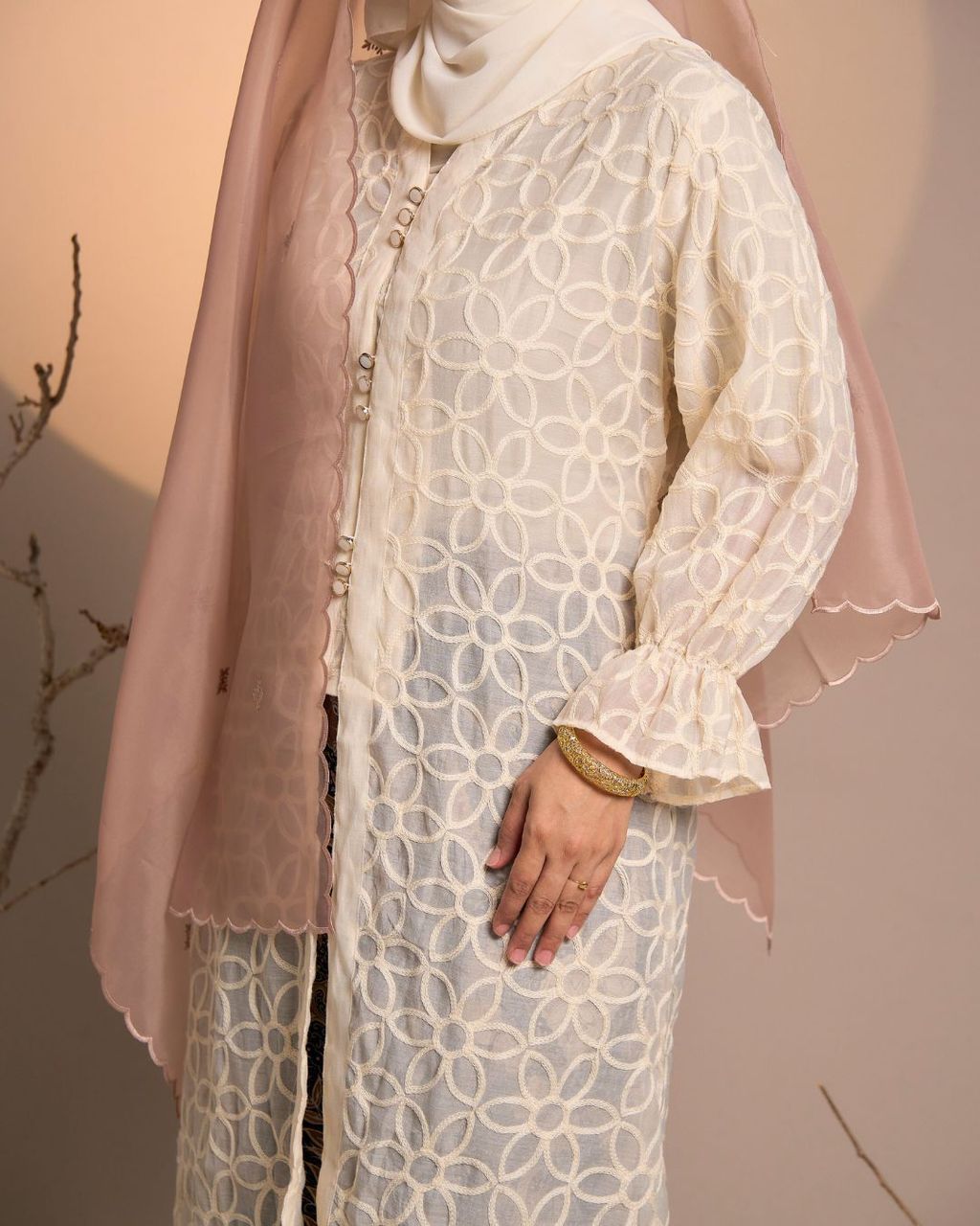 haura-wear-suqma-skirt-set-sulam-embroidery-pario-klasik-tradisional-mini kebaya-fabrik eyelet-raya-muslimah-long-sleeve-baju-skirt-kain-perempuan-baju-sepasang (7)