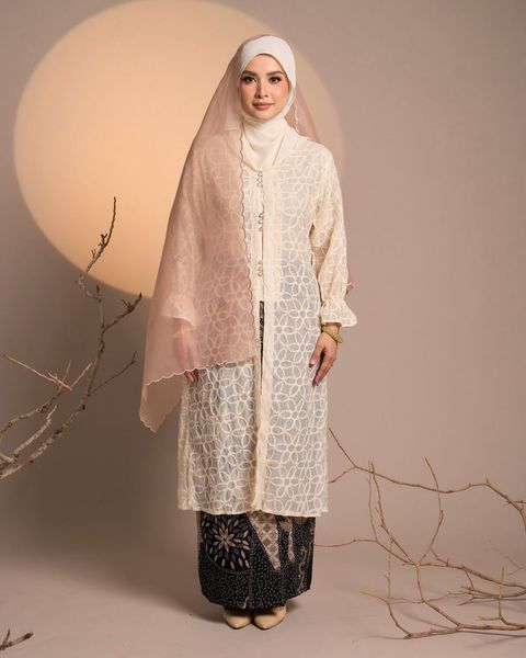 haura-wear-suqma-skirt-set-sulam-embroidery-pario-klasik-tradisional-mini kebaya-fabrik eyelet-raya-muslimah-long-sleeve-baju-skirt-kain-perempuan-baju-sepasang (2)