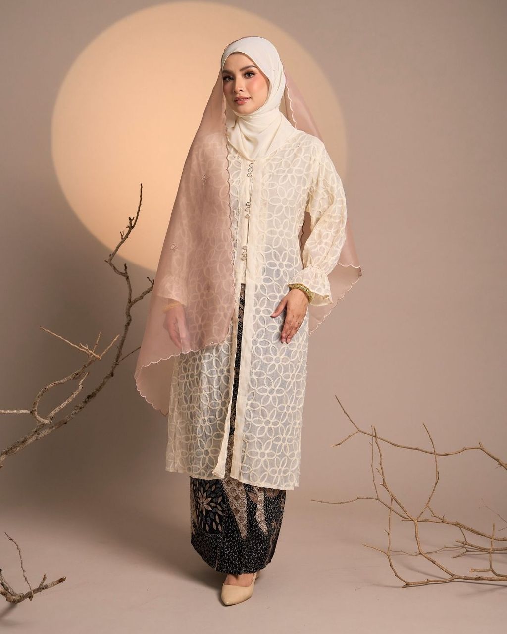 haura-wear-suqma-skirt-set-sulam-embroidery-pario-klasik-tradisional-mini kebaya-fabrik eyelet-raya-muslimah-long-sleeve-baju-skirt-kain-perempuan-baju-sepasang (5)