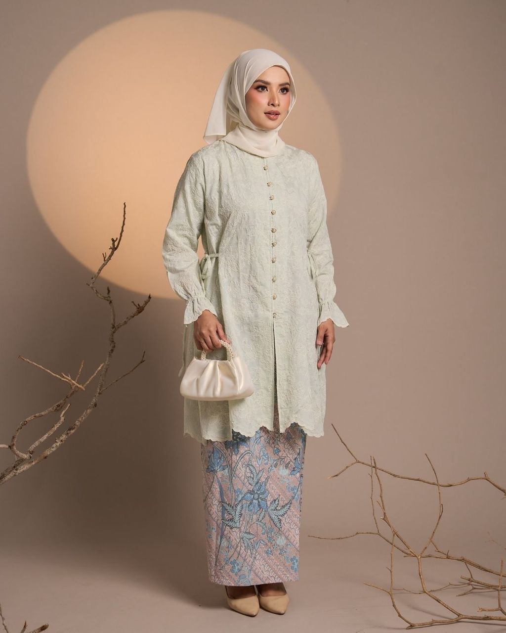haura-wear-nilam-skirt-set-sulam-embroidery-pario-klasik-tradisional-mini kebaya-fabrik eyelet-raya-muslimah-long-sleeve-baju-skirt-kain-perempuan-baju-sepasang (15)
