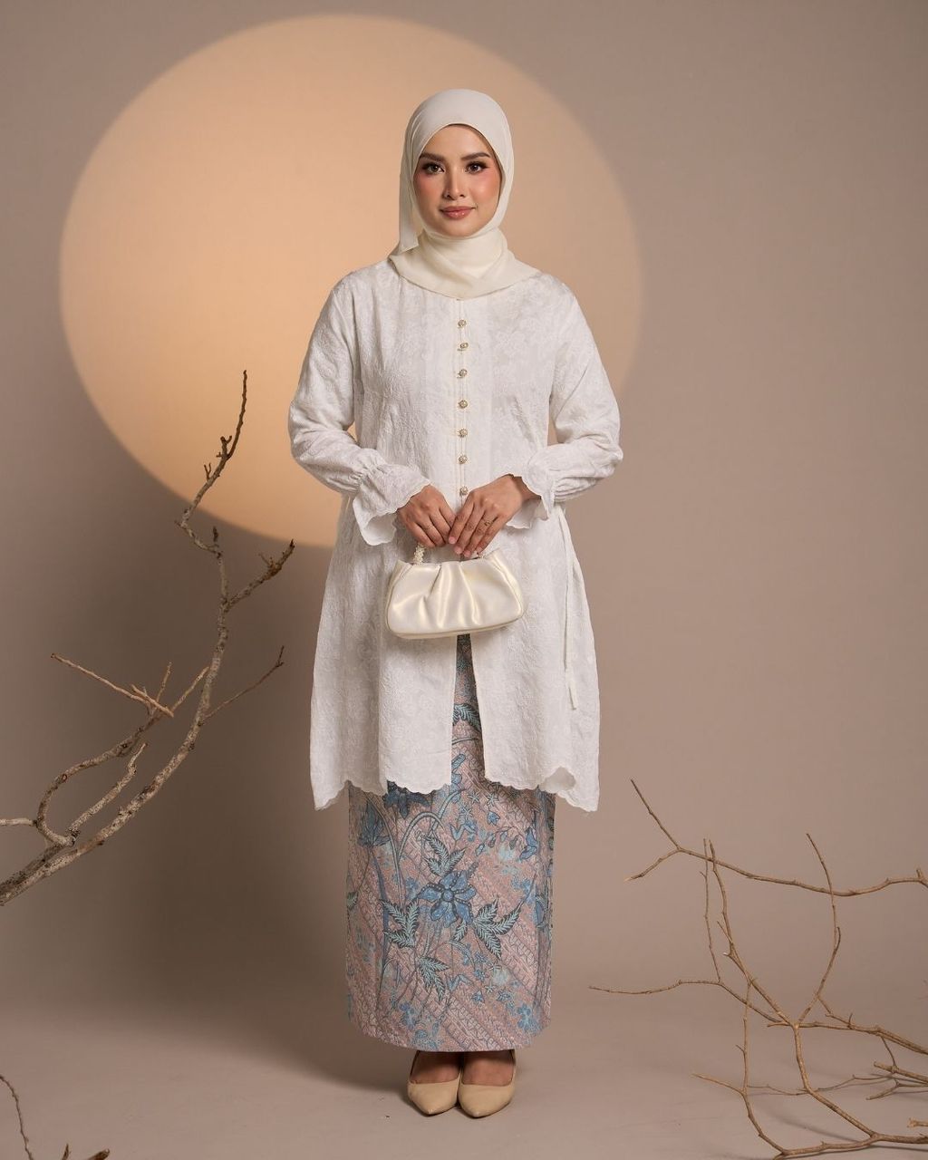 haura-wear-nilam-skirt-set-sulam-embroidery-pario-klasik-tradisional-mini kebaya-fabrik eyelet-raya-muslimah-long-sleeve-baju-skirt-kain-perempuan-baju-sepasang (18)