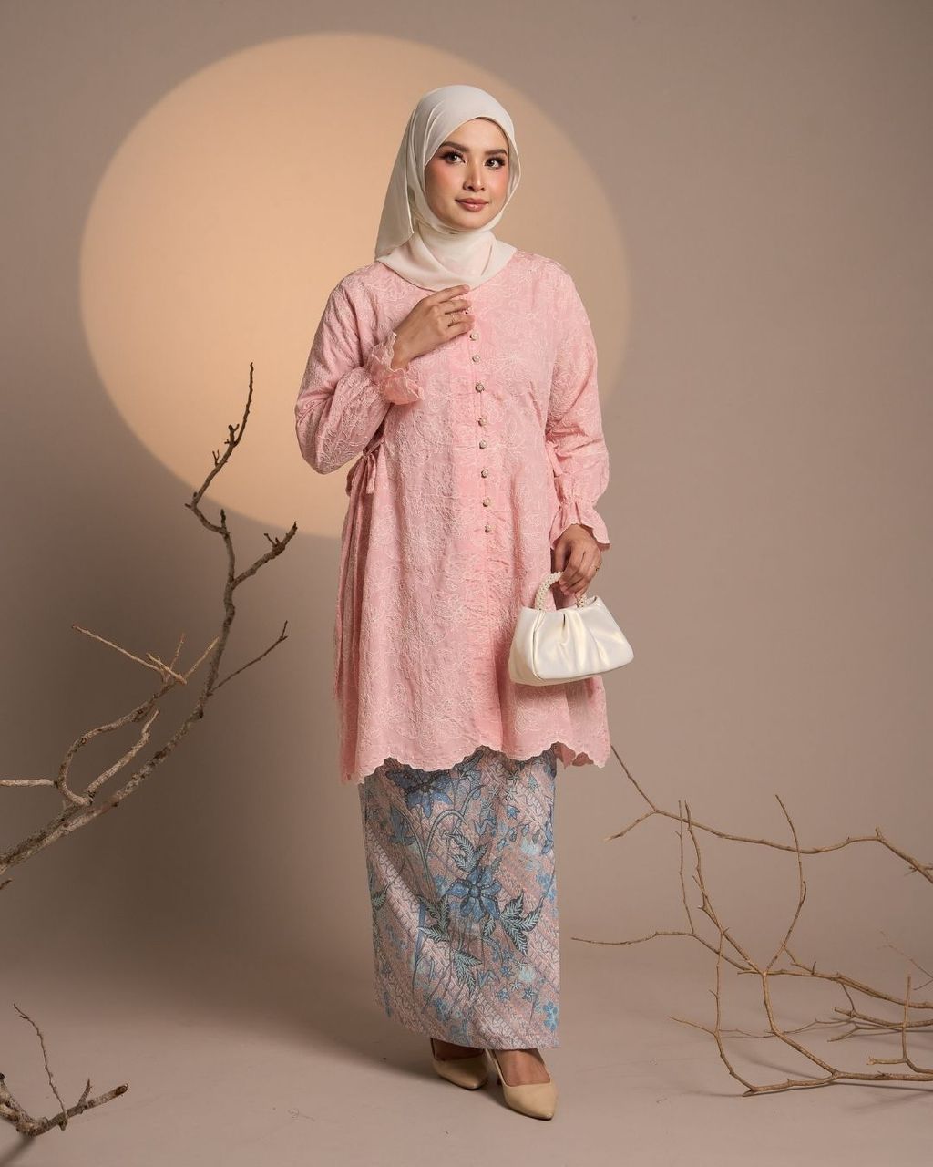 haura-wear-nilam-skirt-set-sulam-embroidery-pario-klasik-tradisional-mini kebaya-fabrik eyelet-raya-muslimah-long-sleeve-baju-skirt-kain-perempuan-baju-sepasang (16)