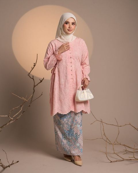 haura-wear-nilam-skirt-set-sulam-embroidery-pario-klasik-tradisional-mini kebaya-fabrik eyelet-raya-muslimah-long-sleeve-baju-skirt-kain-perempuan-baju-sepasang (16)