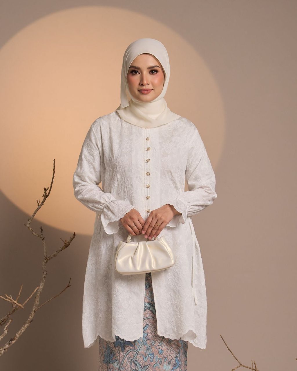 haura-wear-nilam-skirt-set-sulam-embroidery-pario-klasik-tradisional-mini kebaya-fabrik eyelet-raya-muslimah-long-sleeve-baju-skirt-kain-perempuan-baju-sepasang (14)