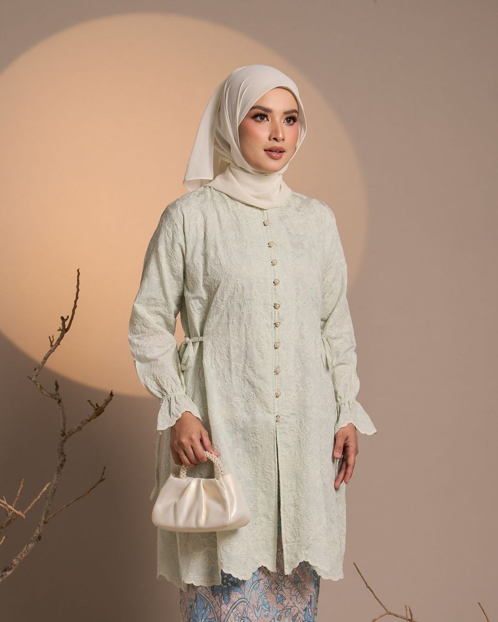 haura-wear-nilam-skirt-set-sulam-embroidery-pario-klasik-tradisional-mini kebaya-fabrik eyelet-raya-muslimah-long-sleeve-baju-skirt-kain-perempuan-baju-sepasang (11)