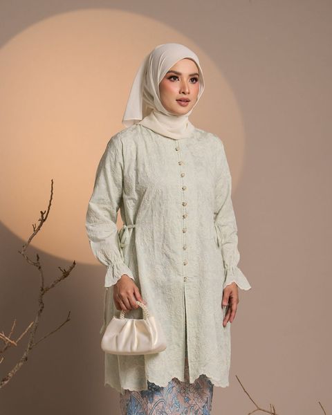 haura-wear-nilam-skirt-set-sulam-embroidery-pario-klasik-tradisional-mini kebaya-fabrik eyelet-raya-muslimah-long-sleeve-baju-skirt-kain-perempuan-baju-sepasang (11)