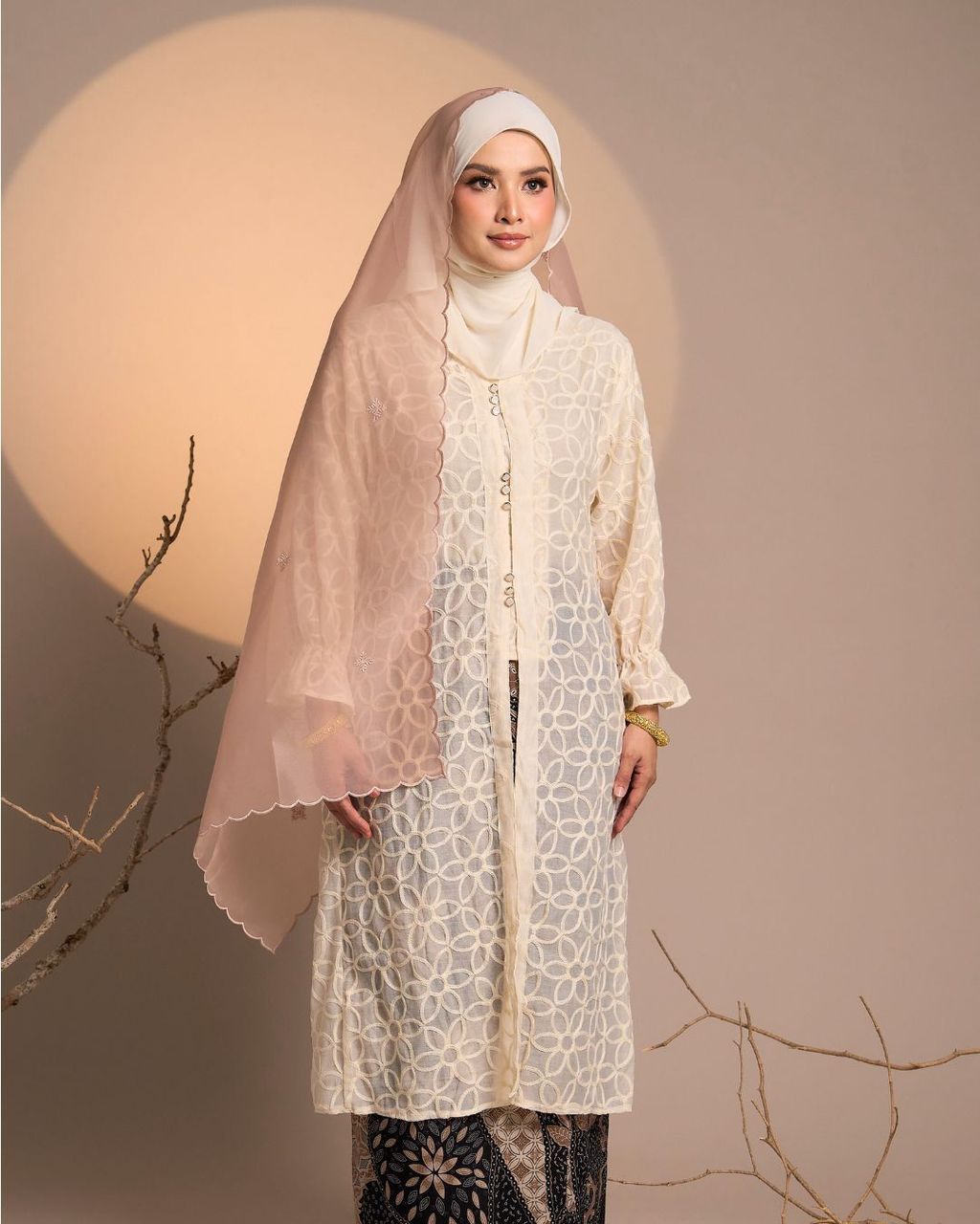 haura-wear-suqma-skirt-set-sulam-embroidery-pario-klasik-tradisional-mini kebaya-fabrik eyelet-raya-muslimah-long-sleeve-baju-skirt-kain-perempuan-baju-sepasang (2)