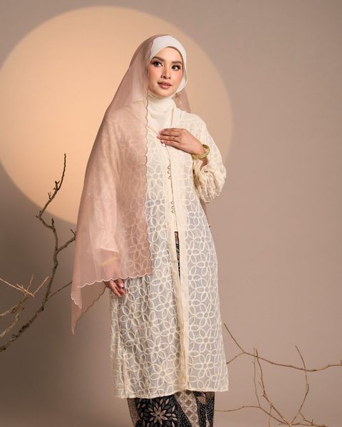 haura-wear-suqma-skirt-set-sulam-embroidery-pario-klasik-tradisional-mini kebaya-fabrik eyelet-raya-muslimah-long-sleeve-baju-skirt-kain-perempuan-baju-sepasang (3)