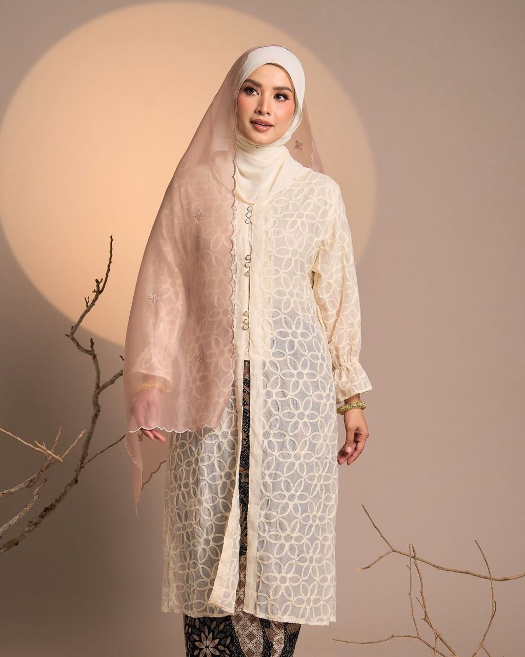 haura-wear-suqma-skirt-set-sulam-embroidery-pario-klasik-tradisional-mini kebaya-fabrik eyelet-raya-muslimah-long-sleeve-baju-skirt-kain-perempuan-baju-sepasang (4)