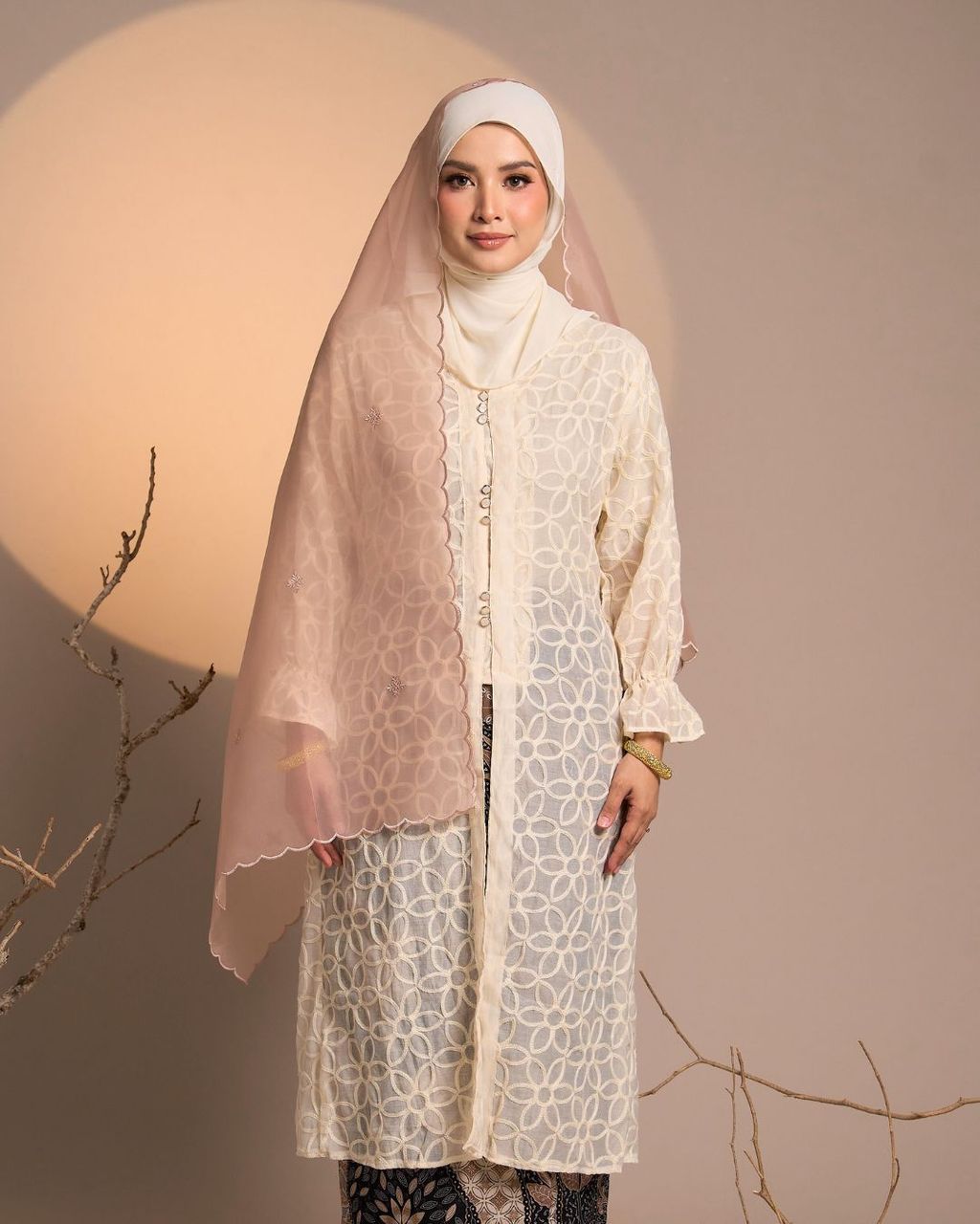 haura-wear-suqma-skirt-set-sulam-embroidery-pario-klasik-tradisional-mini kebaya-fabrik eyelet-raya-muslimah-long-sleeve-baju-skirt-kain-perempuan-baju-sepasang (1)