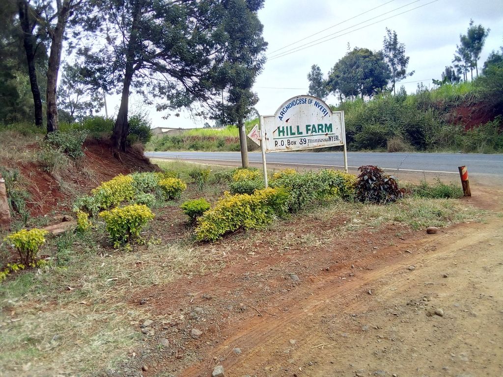 Nyeri_hill_farm_physical_sign_along_Nyeri_Ihururu_rd_ikoyet
