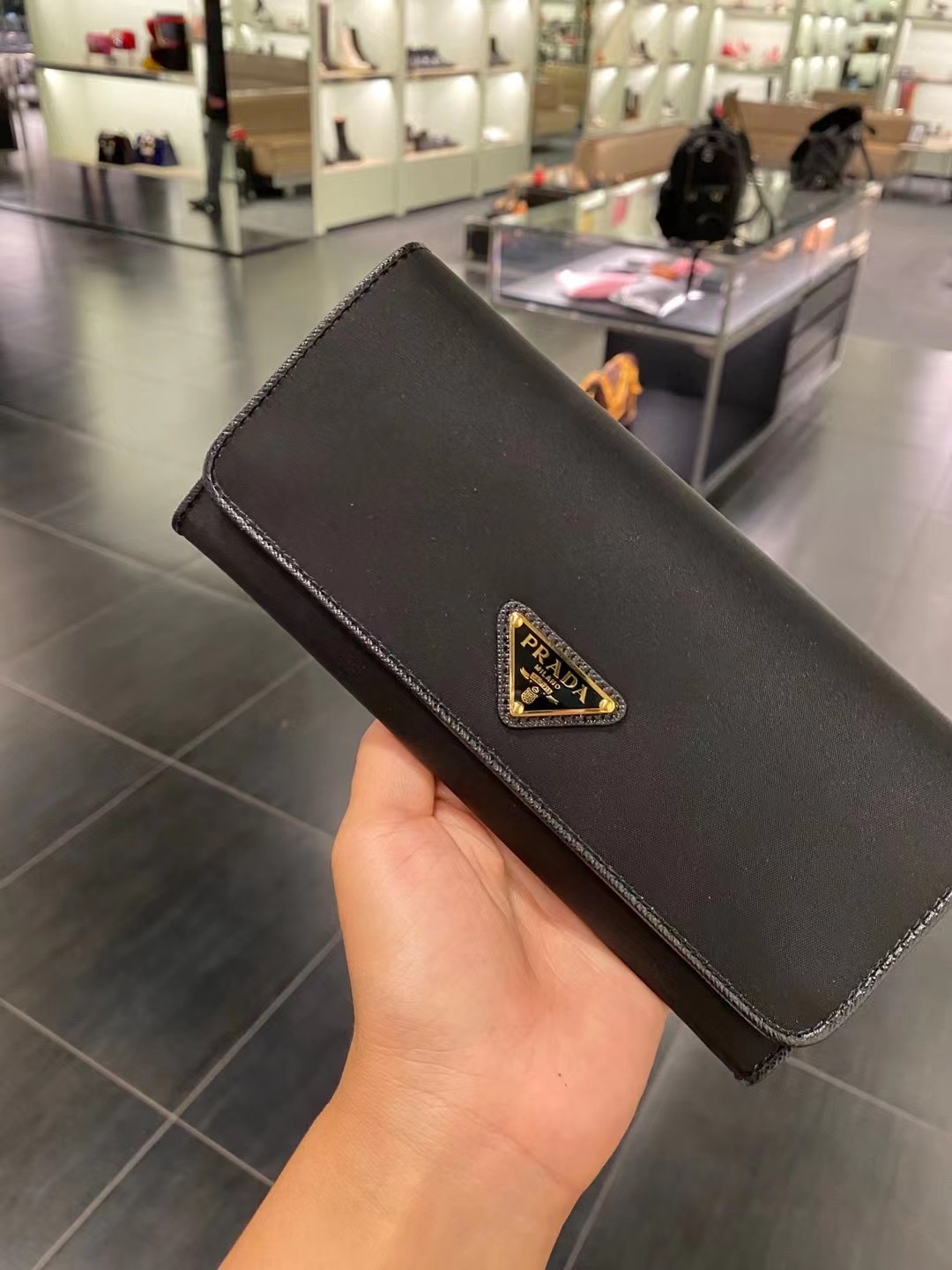 long wallet prada