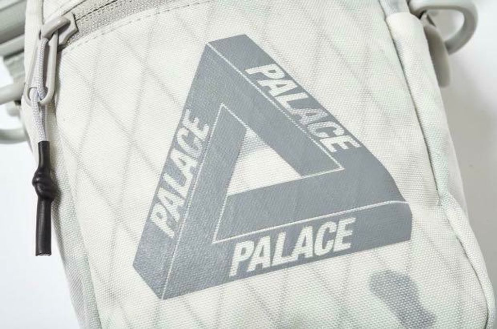 palace_skateboards_multicam_tech_shot_2_bag_alpine_1572022716_e50208b4_progressive.jpg