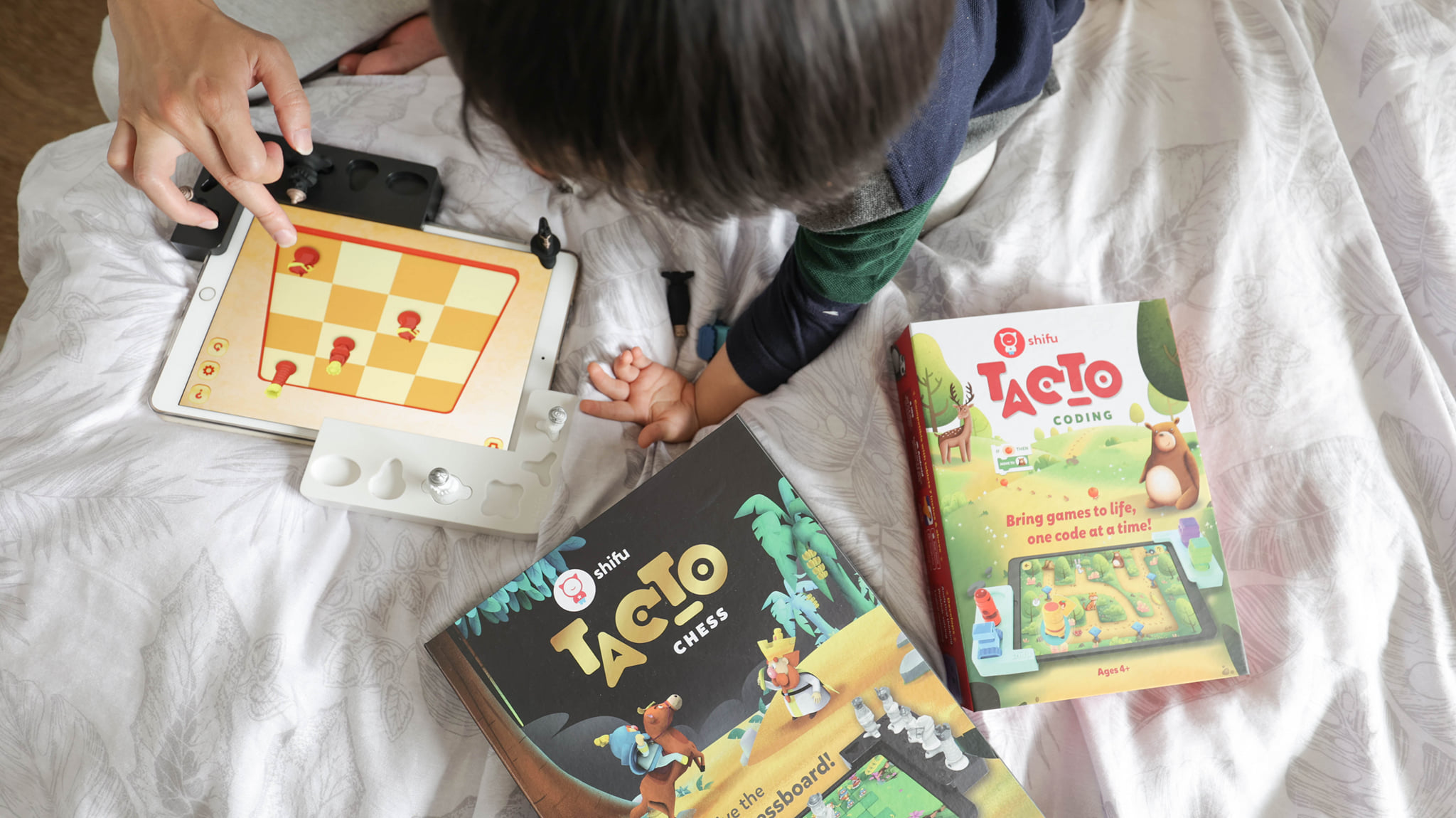 TACTO數位益智桌遊 實現爸爸和4歲兒子下西洋棋的願望