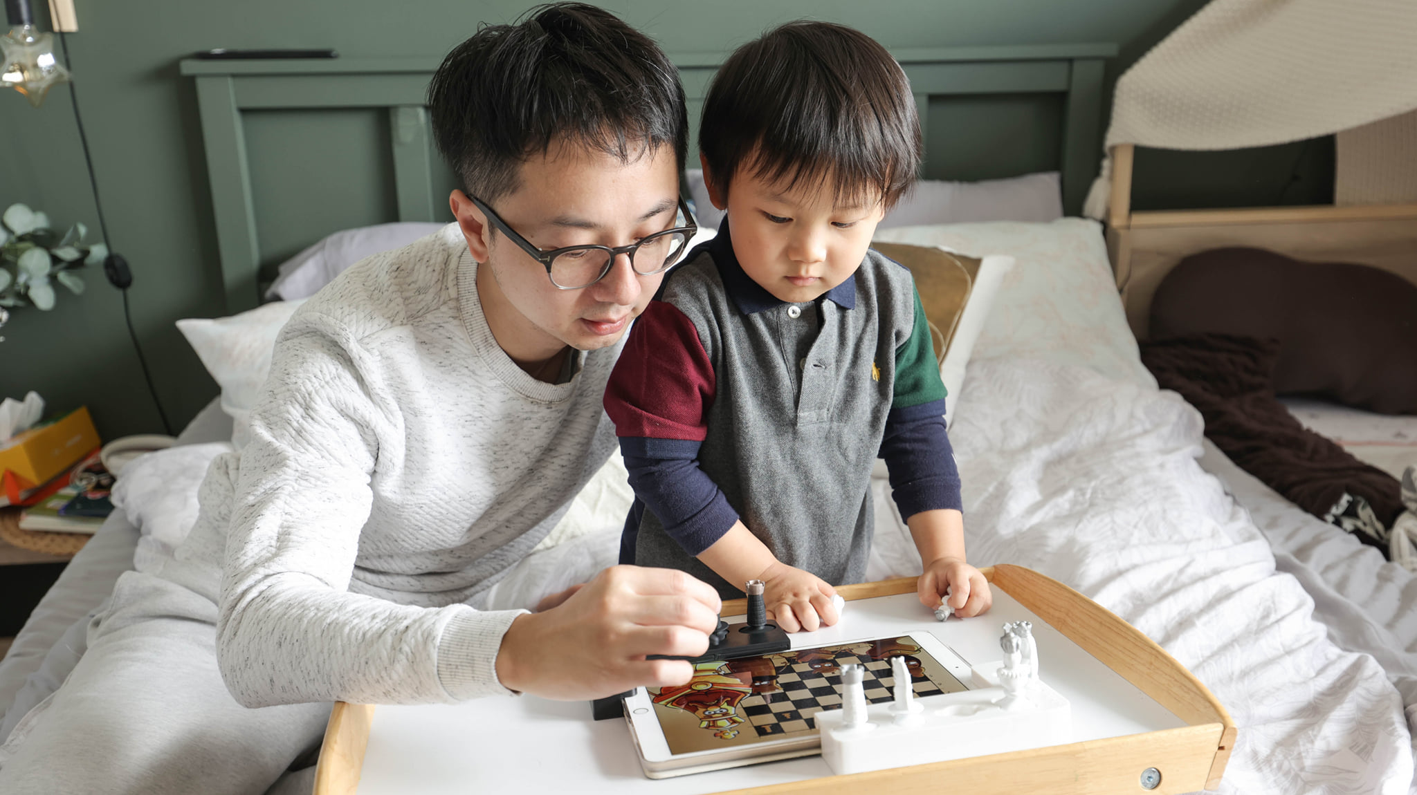 TACTO數位益智桌遊 實現爸爸和4歲兒子下西洋棋的願望