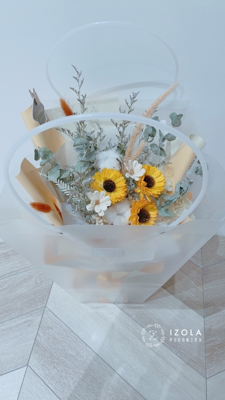 乾燥花花束 自帶光芒 向日葵花束 Izola Flower 伊左拉花植工作室 高雄左營花店 鮮花 永生花 乾燥花 花藝教學 乾燥花花束 自帶光芒 向日葵花束 Izola Flower 伊左拉花植工作室 高雄左營花店 鮮花 永生花 乾燥花 花藝教學