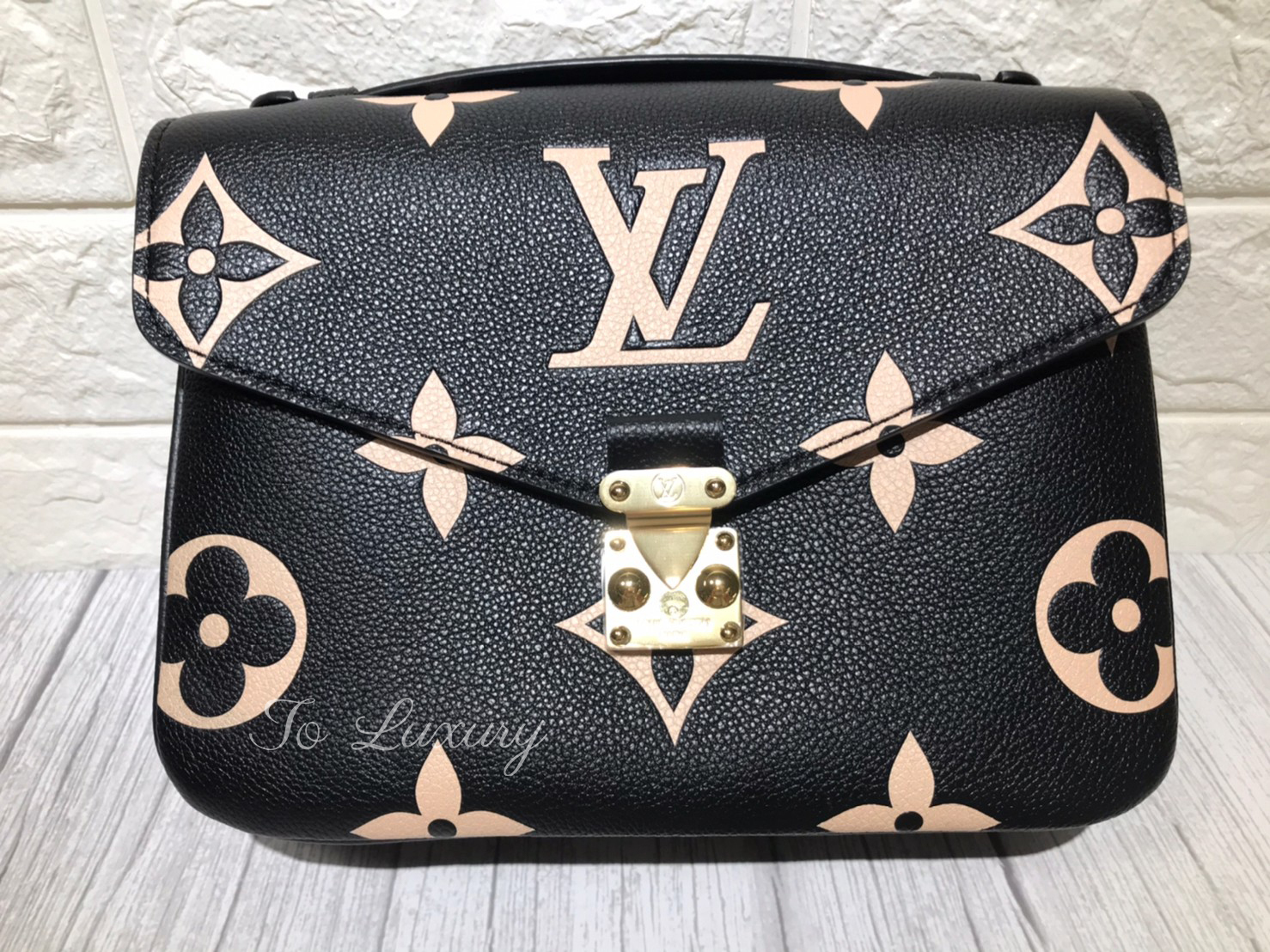 Louis vuitton best sale white pochette metis