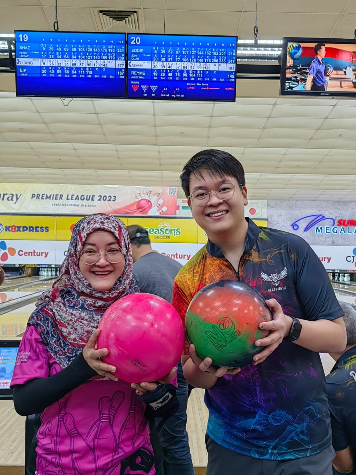 Bowling in style - Colourful outfits, pretty scores!