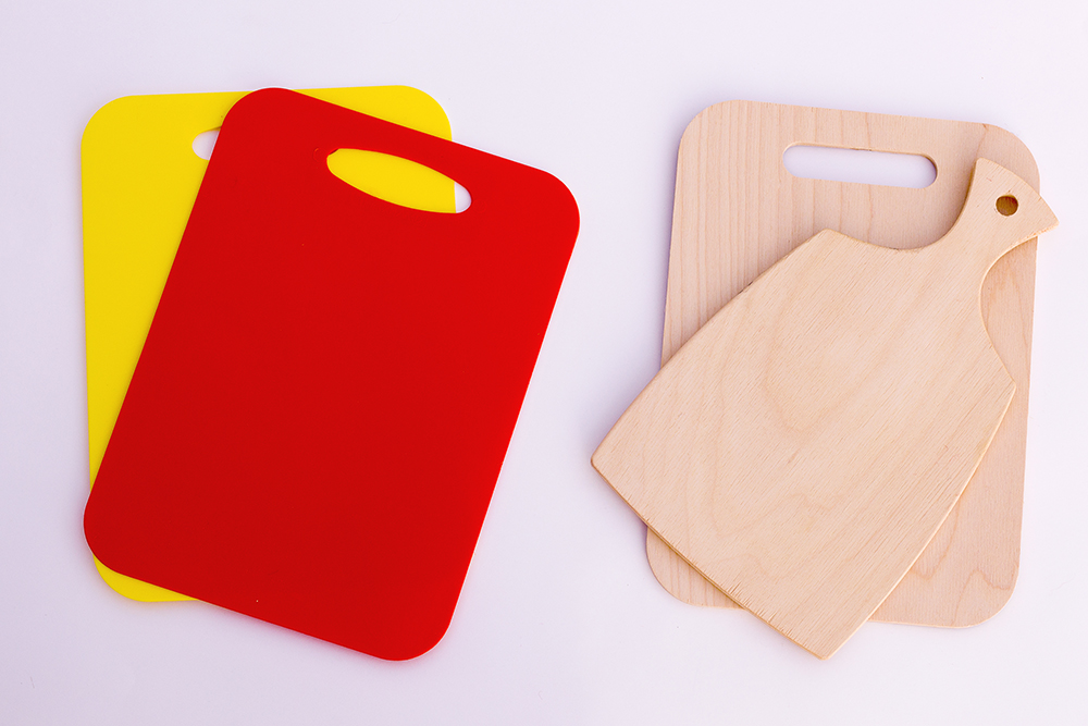 wooden-cutting-boards-against-plastic-zero-waste-concept