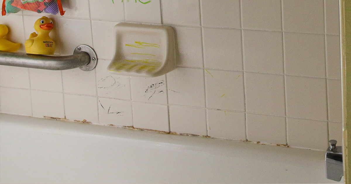 【清潔】浴室磁磚縫上粉紅色又黏黏的東西到底是什麼？