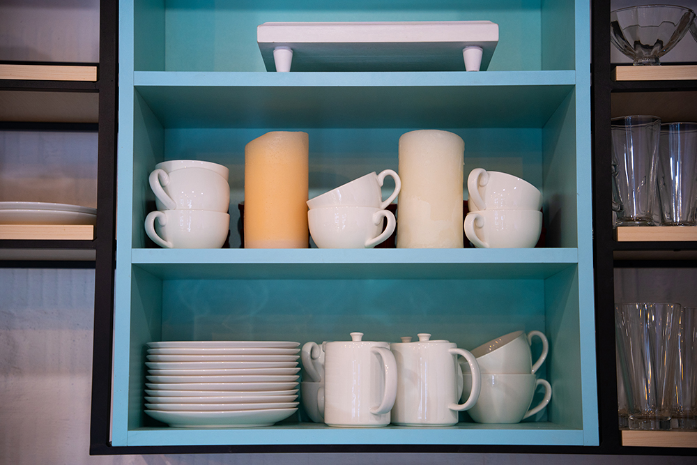 kitchen-utensils-shelf-closet