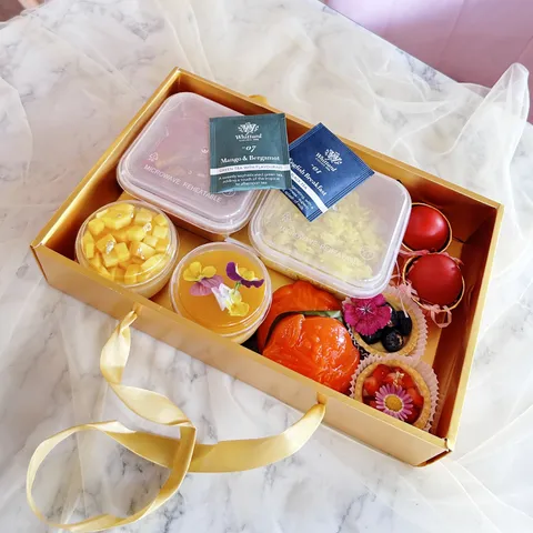 full moon box with whittard