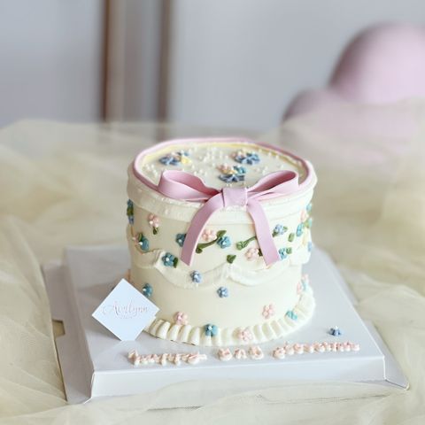 Modern Twist Ribbon Cake