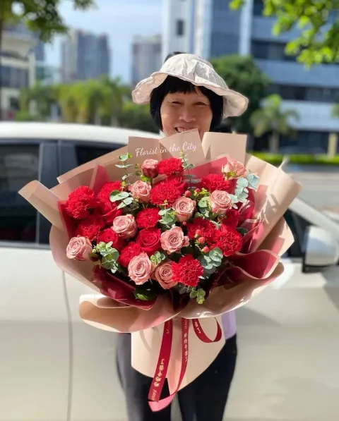  Xtraordinary Fresh Carnation & Roses Mixed Premium Bouquet1