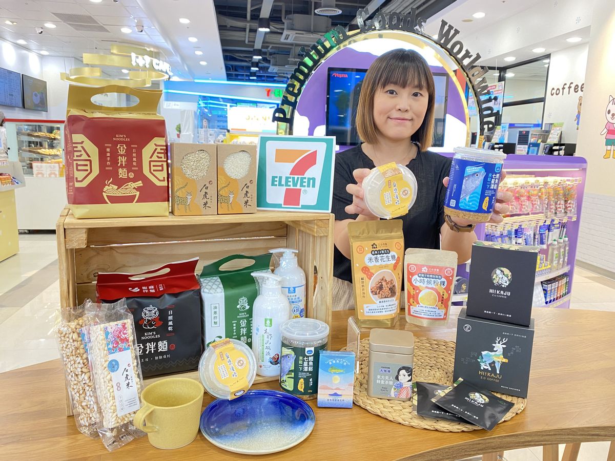 7-ELEVEN攜手好鄰居基金會青年深根社企團隊限定商品,將於12月12日起陸續在台北、新竹、台中、金門、馬祖、雲林、南投、台南等多間限定門市推出22支嚴選區域限定新品