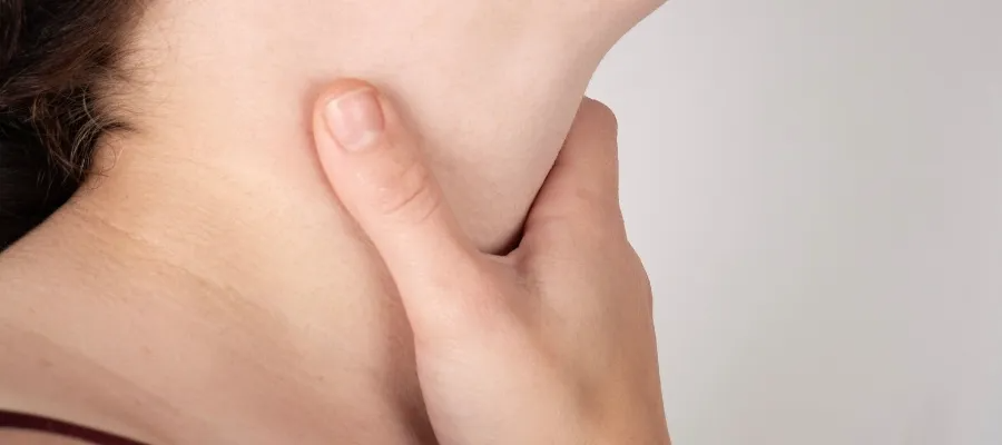 掐脖子方式-示意圖