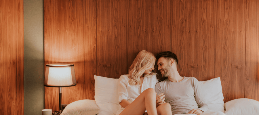 情侶開心在床上-示意圖